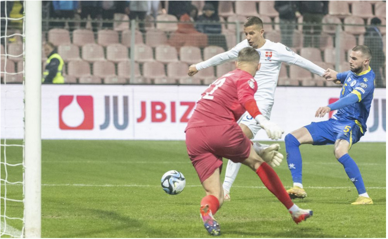 VÍŤAZNÁ BODKA: Slováci uzavreli J-skupinu triumfom,v Bosne vyhrali 2:1