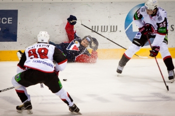 Hráč Avtomobilistu Jekaterinburg Fiodor Malychin (vľavo) počas zápasu KHL medzi Avtomobilistom Jekaterinburg a HC Slovan Bratislava.