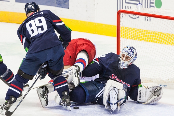 Brankár Jaroslav Janus (vpravo) a Milan Kytnár zo Slovana (vľavo) počas zápasu KHL medzi HC Slovan Bratislava a CSKA Moskva.