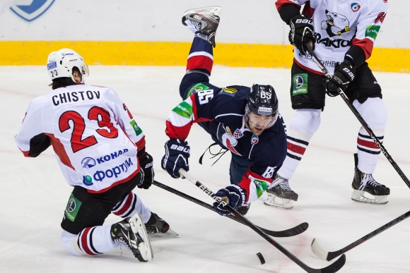 Zľava: Hráč Traktoru Stanislav Chistov a hráč Slovanu Peter Ölvecký počas hokejového zápasu ligy KHL medzi HC Slovan Bratislava - Traktor Čeľabinsk.