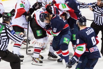 Sprava: Hráči Slovanu Michal Sersen a Tomáš Netík počas hokejového zápasu ligy KHL medzi HC Slovan Bratislava - Traktor Čeľabinsk.Foto: SITA/Jozef Jakubčo