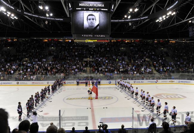 Minúta ticha za zosnulého bývalého slovenského hokejového reprezentanta a majstra sveta 2002 Miroslava Hlinku pred začiatkom zápasu Kontinentálnej hokejovej ligy (KHL) medzi HC Slovan Bratislava - Severstaľ Čerepovec. Bratislava, 16. september 2014.