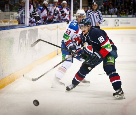 Hráč Slovana Milan Kytnár (vpravo) počas zápasu KHL medzi HC Slovan Bratislava a HC Lev Praha.