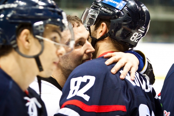 Hráč Slovana Ľubomír Višňovský (uprostred) počas rozlúčky po zápase KHL medzi HC Slovan Bratislava a Metallurg Magnitogorsk.