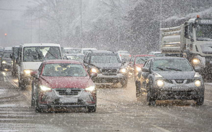 ZIMA DORAZILA NA SLOVENSKO: Sneženie komplikuje dopravu