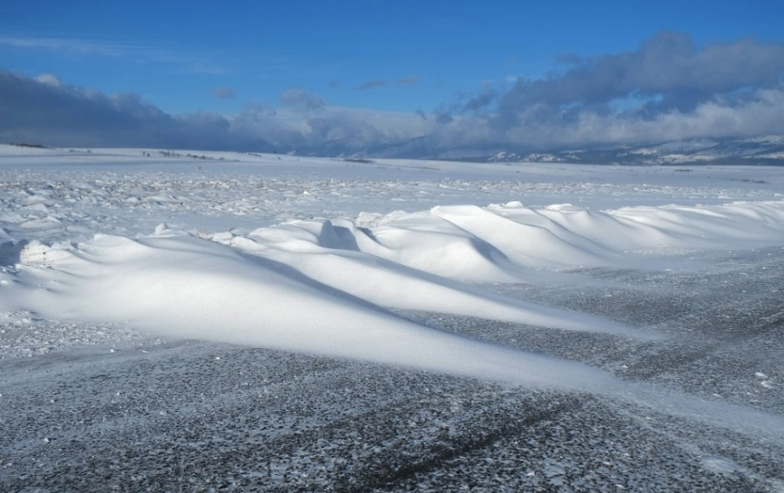 Silnejší vietor i snehové jazyky môžu byť zväčša na západe a východe