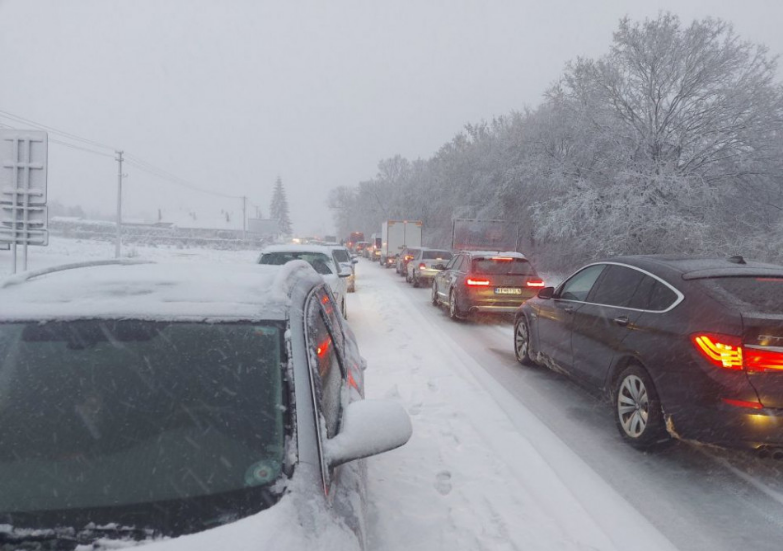 Situáciu na Slovensku komplikuje sneh, vietor aj poľadovica