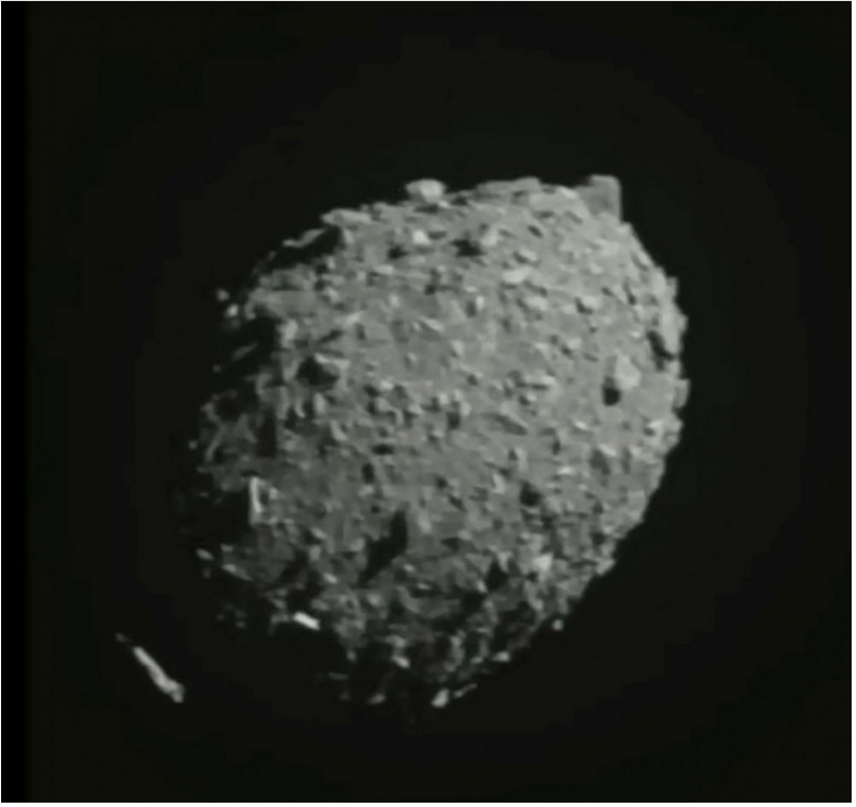 Sonda NASA sa v rámci testovacej misie úspešne zrazila s asteroidom