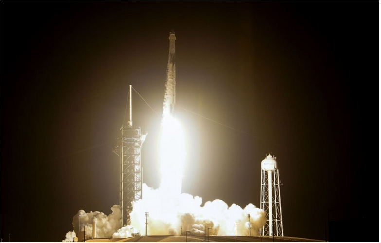 Raketa firmy SpaceX so štvorčlennou posádkou odštartovala k ISS