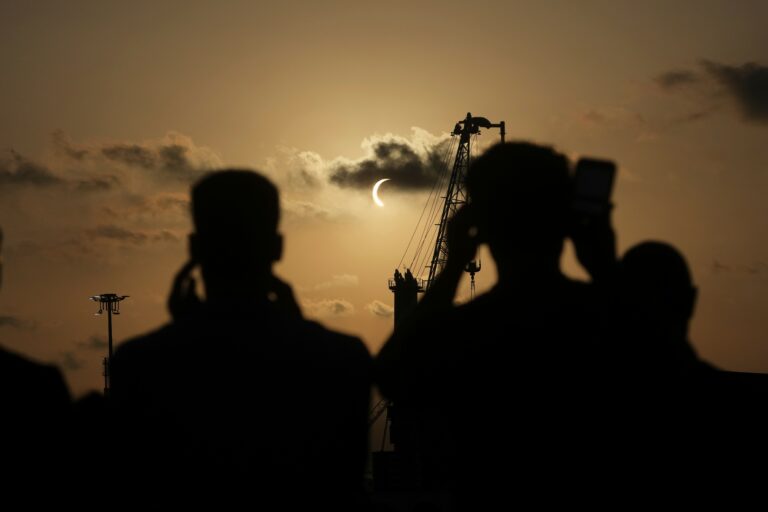 Pozorovatelia zatmenia slnka na pláži Puerto de Sagunto neďaleko španielskej Valencie. Foto: SITA/AP