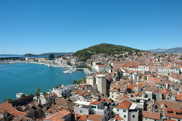 Za prechádzku v plavkách po Splite dostanú ľudia pokutu 150 eur