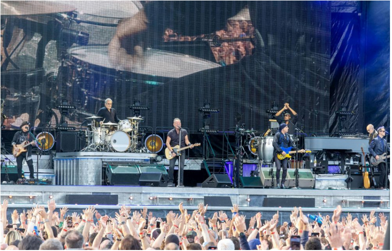 Springsteen čelí kritike, že nezrušil koncert v Taliansku po záplavách