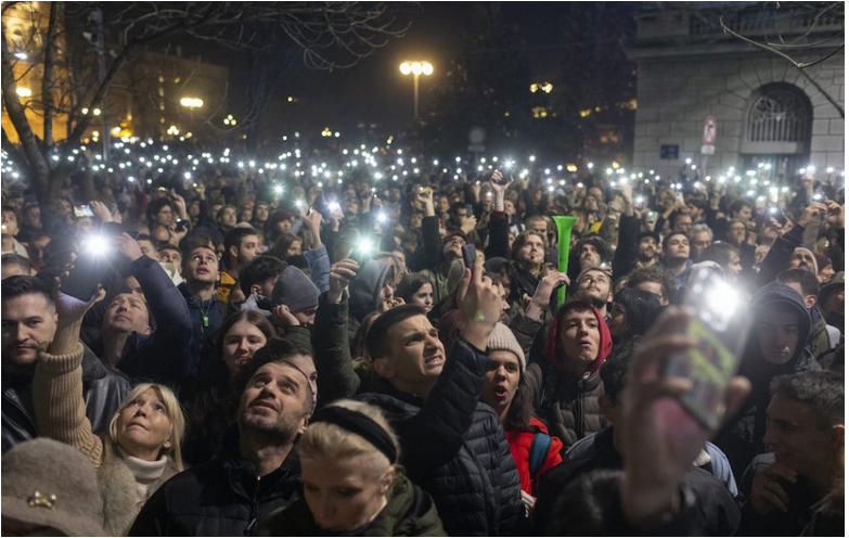 V Srbsku sa priaznivci opozície vrátili do ulíc a protestovali