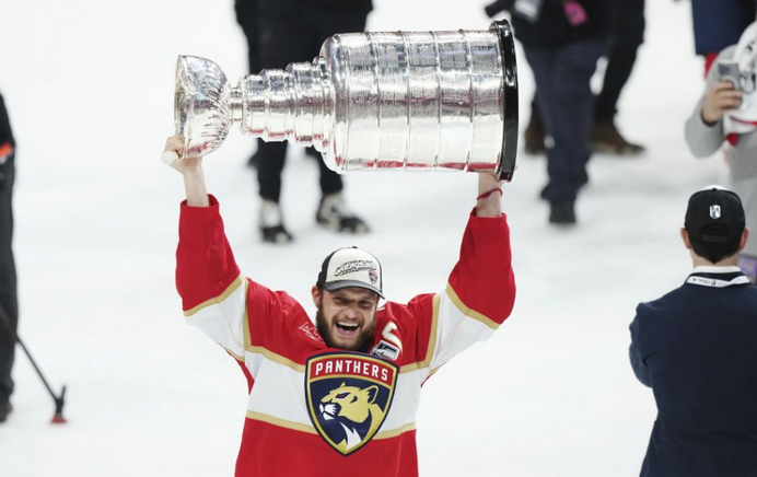NHL: Hráči Floridy počas osláv mierne poškodili Stanleyho pohár