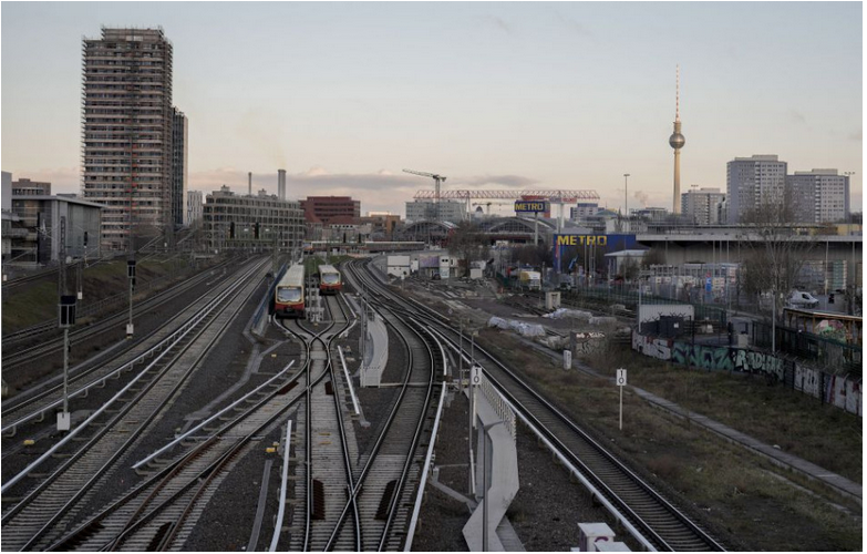 Po celom Nemecku sa zastavila vlaková, autobusová aj letecká doprava v dôsledku 24-hodinového štrajku za vyššie mzdy
