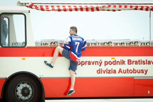 Strieborných chlapcov vezie po Bratislave štýlový autobus