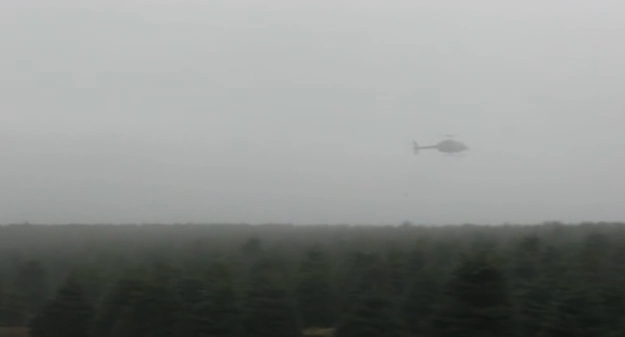 Video: Ako sa vrtulníkom nakladajú vianočné stromceky