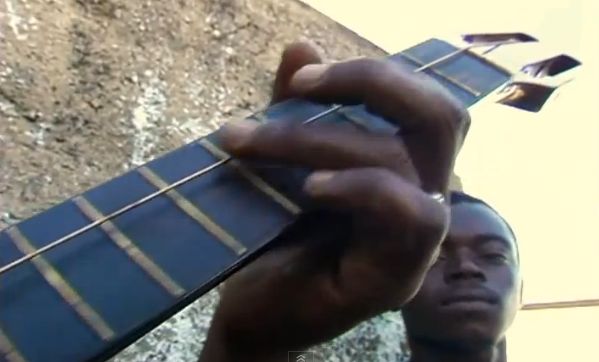 Video: Jedna struna na gitare
