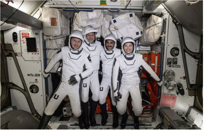 Štvorica astronautov sa po pol roku vrátila z ISS na Zem