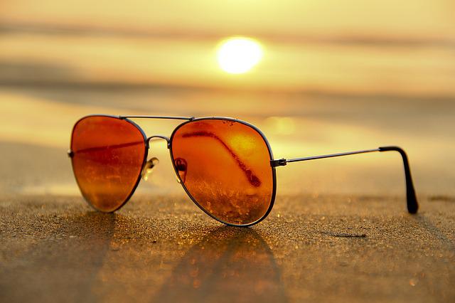 Slnečné okuliare sa delia na kategórie, nie všetky sú i na šoférovanie