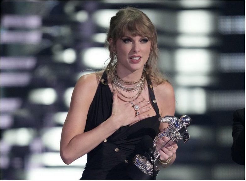 Swift ovládla piesňou Anti-Hero udeľovanie cien MTV Video Music Awards
