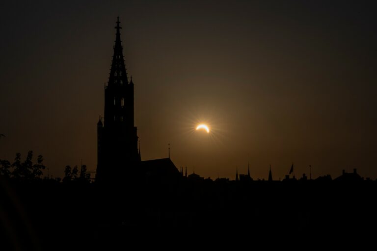 Úplné zatmenie Slnka ako bolo vidteľné z Berlanga de Duero v strednom Španielsku. Foto: SITA/AP