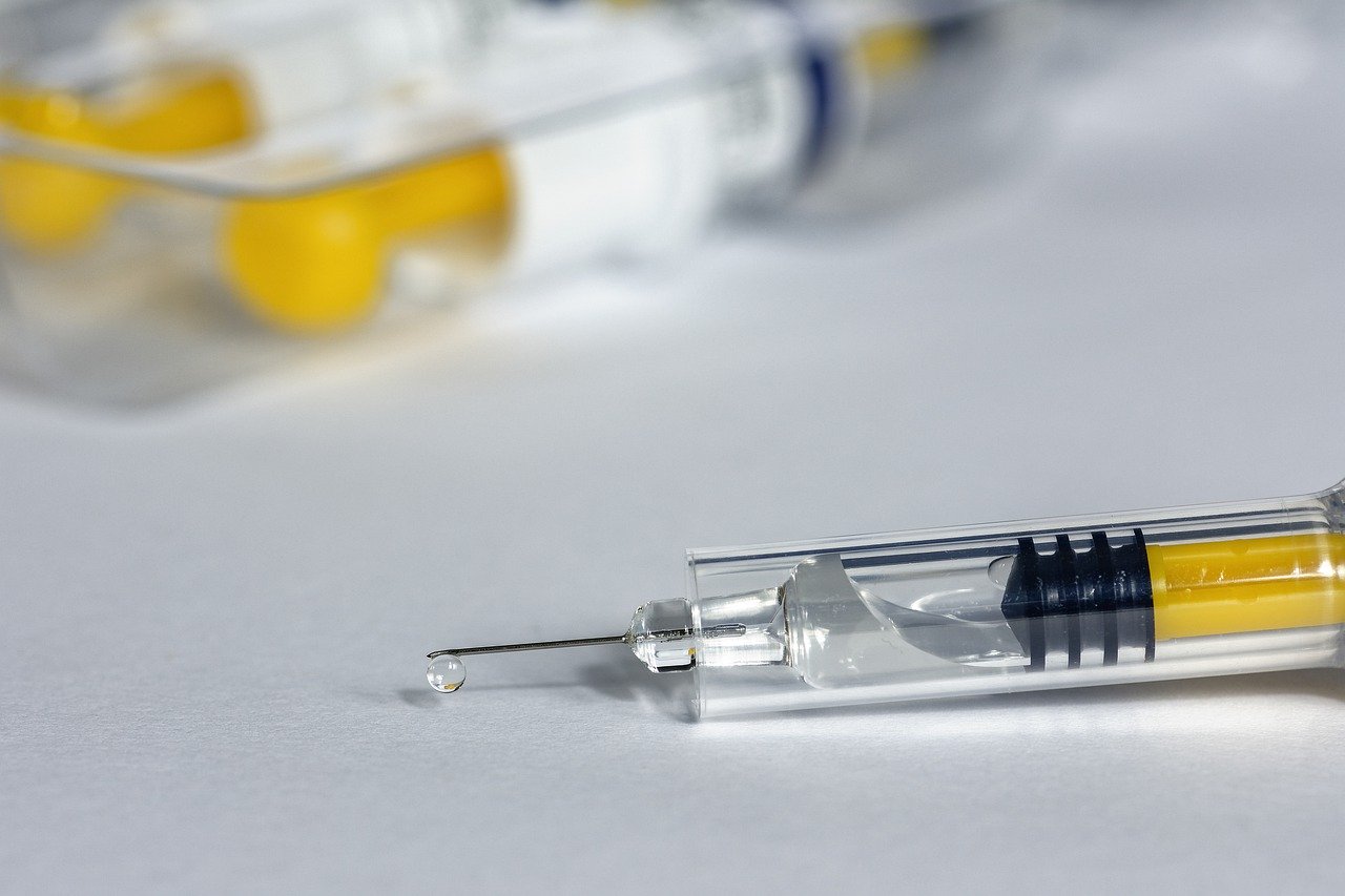 V Británii vo štvrtok odštartovali klinické testy novej vakcíny na koronavírus.