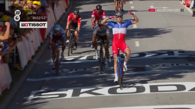 Video: Špurt 4. etapy Tour de France poznačili pády, Peter Sagan finišoval druhý
