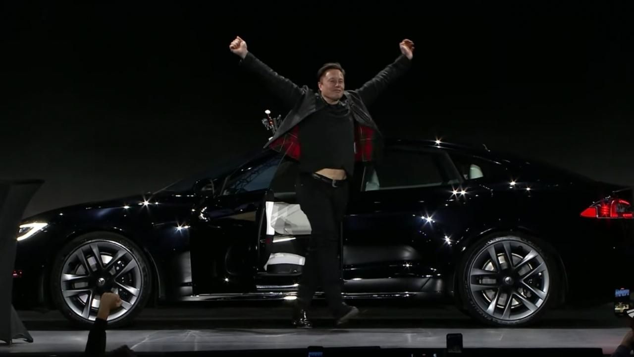 Video: Tesla predstavila Model S Plaid. Model S Plaid sa stáva najrýchlejším produkčným automobilom na svete
