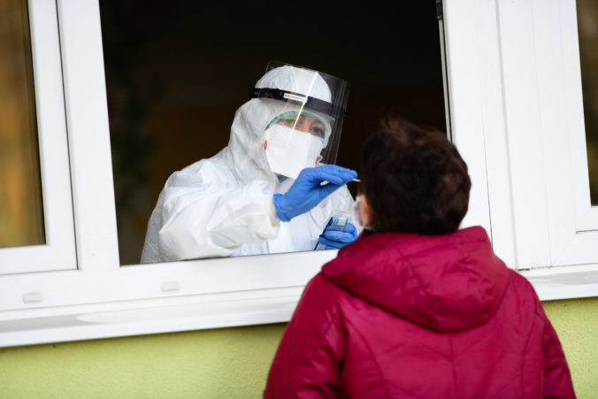 Koronavírus: PCR testy na Slovensku odhalili 991 nových prípadov nákazy koronavírusom, pribudlo aj 70 úmrtí