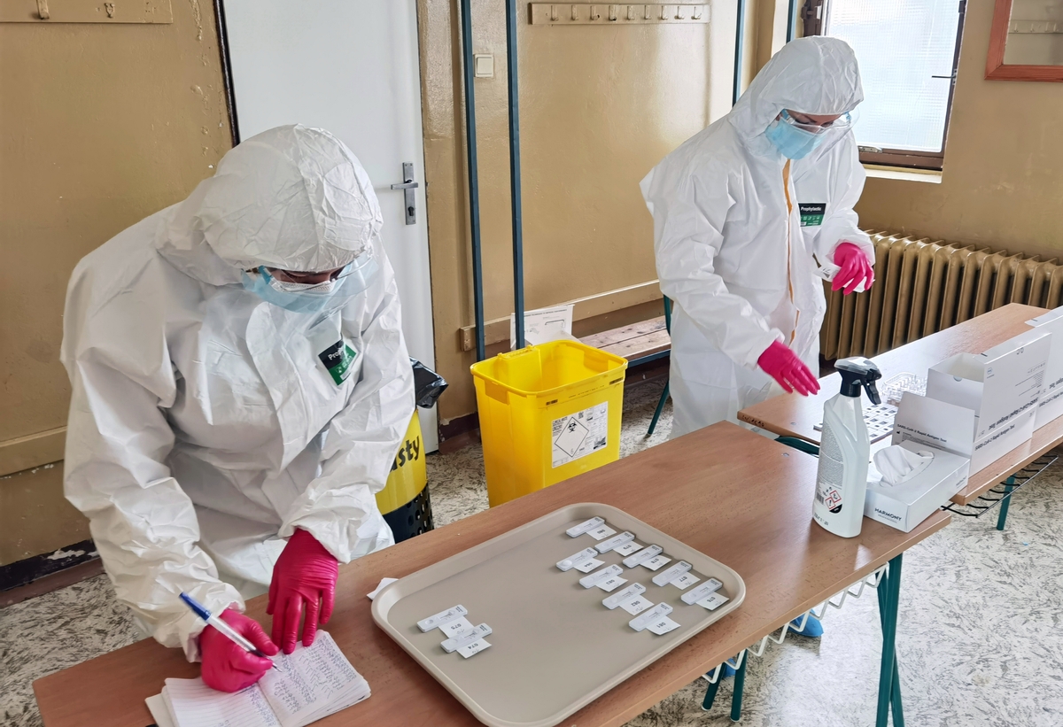 Koronavírus: Laboratória neurobili ani dvetisíc PCR testov, pribudli hospitalizovaní aj úmrtia