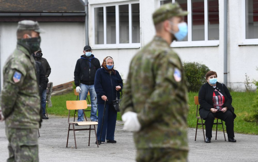 Armáda má pred celoplošným testovaním takmer 300 nakazených vojakov. Do terénu pošleme len negatívnych, uisťuje Naď