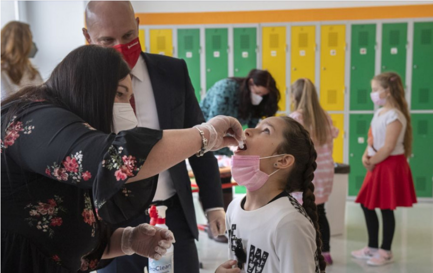 VIDEO: Testovanie výplachom ústnej dutiny si pochvaľujú školy aj žiaci