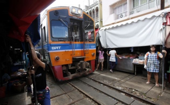 V Thajsku prechádza vlak stredom trhoviska