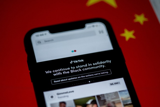 Šéf TikToku popiera zdieľanie údajov užívateľov s čínskou vládou