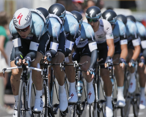 Tím Petra Velitsa - Omega Pharma-Quick Step počas štvrtej etapy Tour de France, ktorou bola časovka na 25 kilometrov.