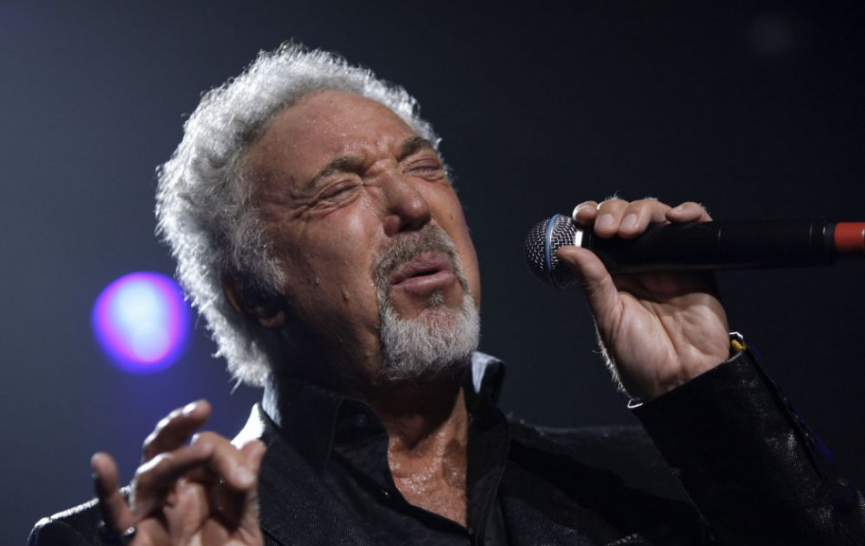 Spevák Sir Tom Jones oslavuje 80. narodeniny