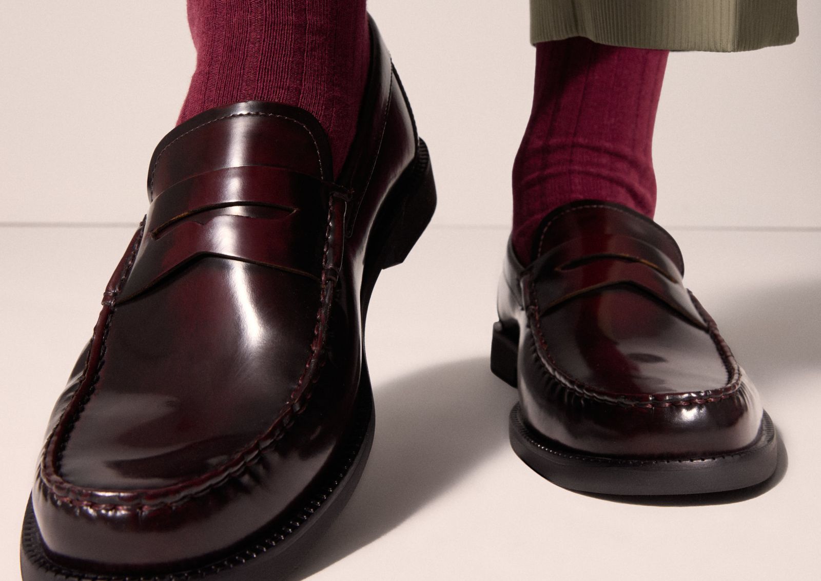 Aká farba topánok sa najlepšie hodí k tmavému obleku?