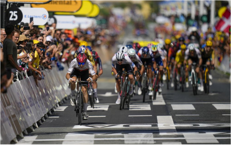 Diváci pretekov Tour de France zahádzali vozovku špendlíkmi