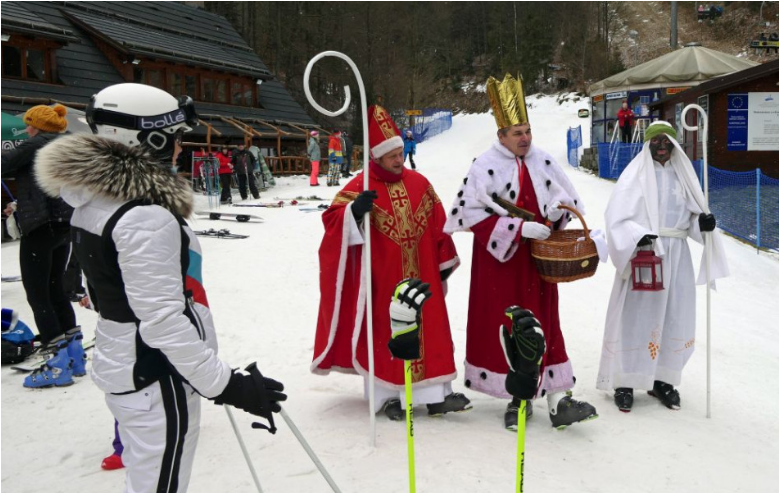 Traja králi na lyžiach v Oščadnici rozdávali na Veľkej Rači sladkosti