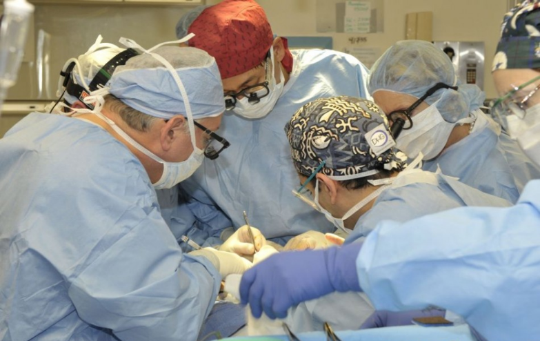 Nemocnica v Göteborgu hlási úspešnú transplantáciu oboch rúk pacienta
