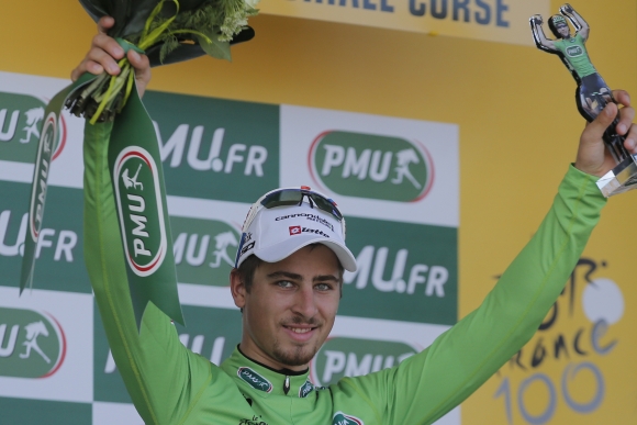 Slovenský cyklista Peter Sagan je vďaka druhému miestu v pondelňajšej tretej etape Tour de France novým lídrom bodovacej súťaže a patrí mu zelený dres.