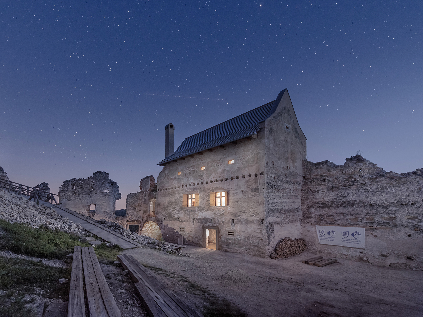 Hrad Uhrovec je pamiatkou roka