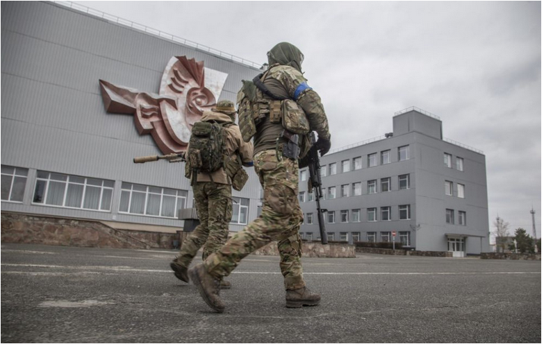 Ukrajinská ambasáda v Česku vyzbierala na zbrane takmer miliardu korún