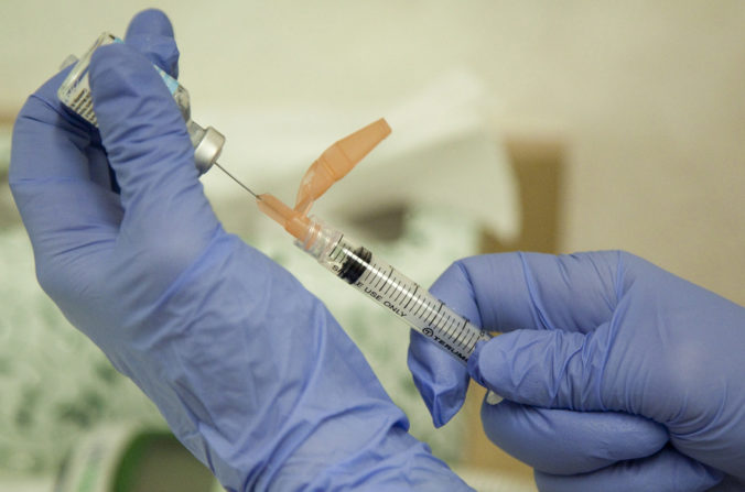 Rusi vakcíne Sputnik V nedôverujú, zaočkovať sa dala len malá časť populácie