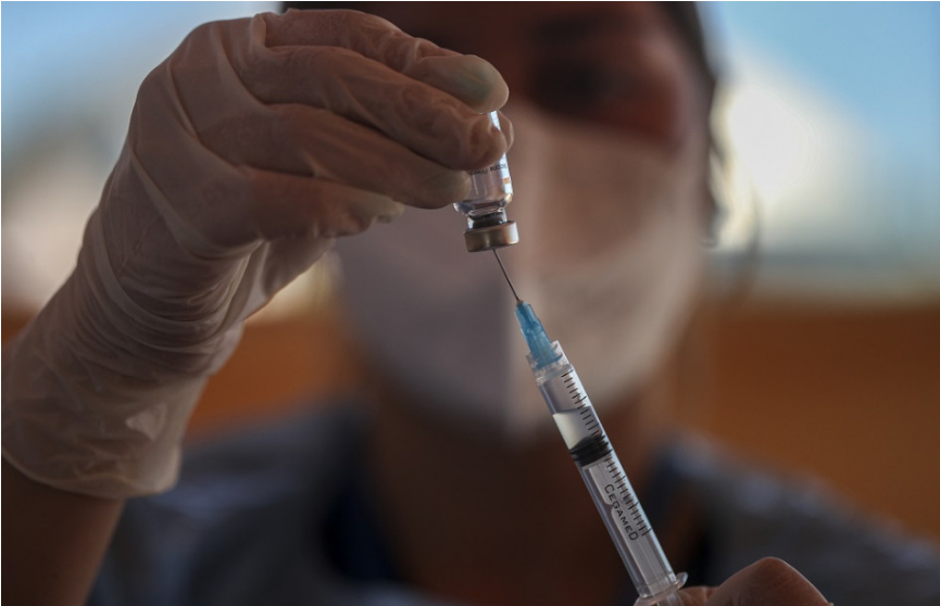 Počet prípadov zrazenín po očkovaní AstraZenecou v Británii stúpol