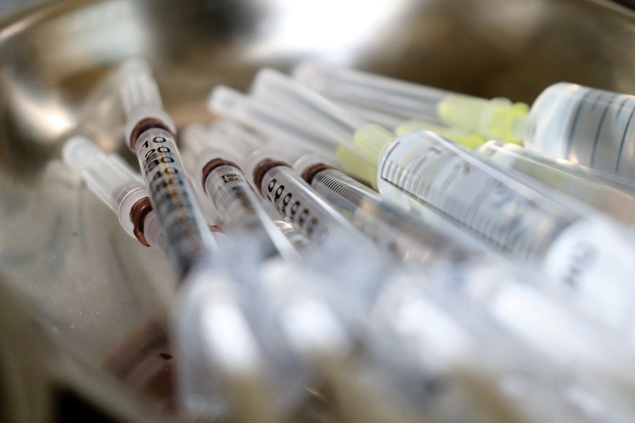 Spoločnosť Johnson & Johnson prerušila klinické testy vakcíny