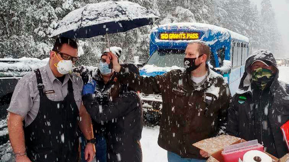 Keď vakcinačný tím uviazol v snehu. Zaočkoval náhodných vodičov