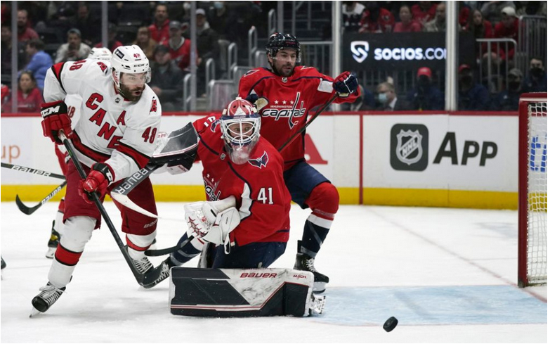 NHL: Fehérváry prispel gólom k triumfu nad Carolinou, Tampe Bay sa nedarilo