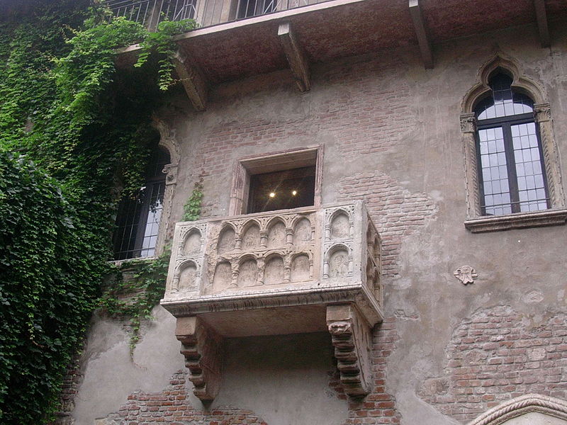 Verona spoplatní pohľad na romantický balkón Rómea a Júlie